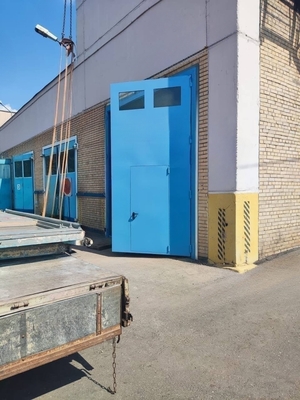 Синие ворота с остеклением Синие ворота с остеклением