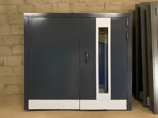 Тёмно-серая дверь с остеклением Тёмно-серая дверь с остеклением